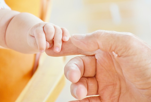 De bedste måder at putte en baby på + fordelene ved fysisk kontakt