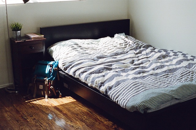 Få styr på dit sengebord med skuffe fra House Nordic